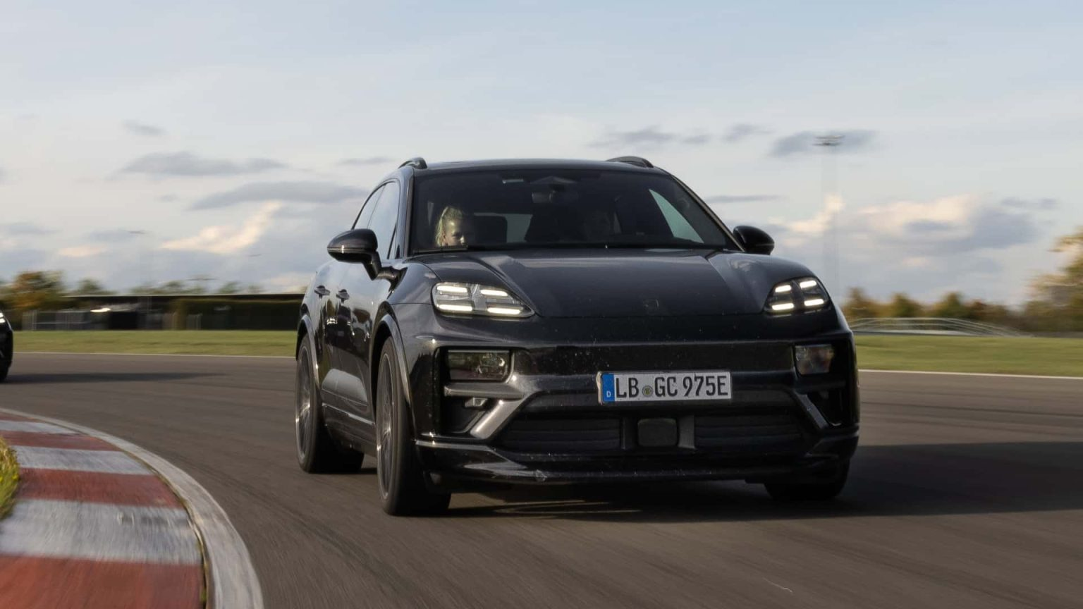 Porsche Memperkenalkan Lakaran Reka Bentuk untuk EV Macan