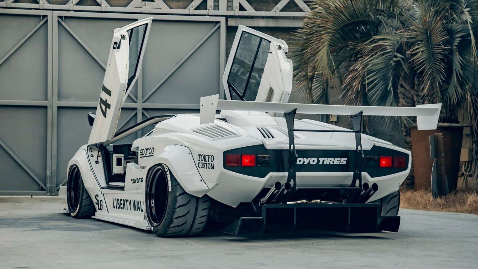 Liberty Walk Menjadikan Lamborghini Countach Lebih Ganas