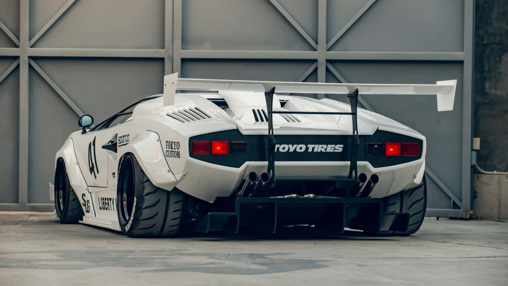 Liberty Walk Menjadikan Lamborghini Countach Lebih Ganas