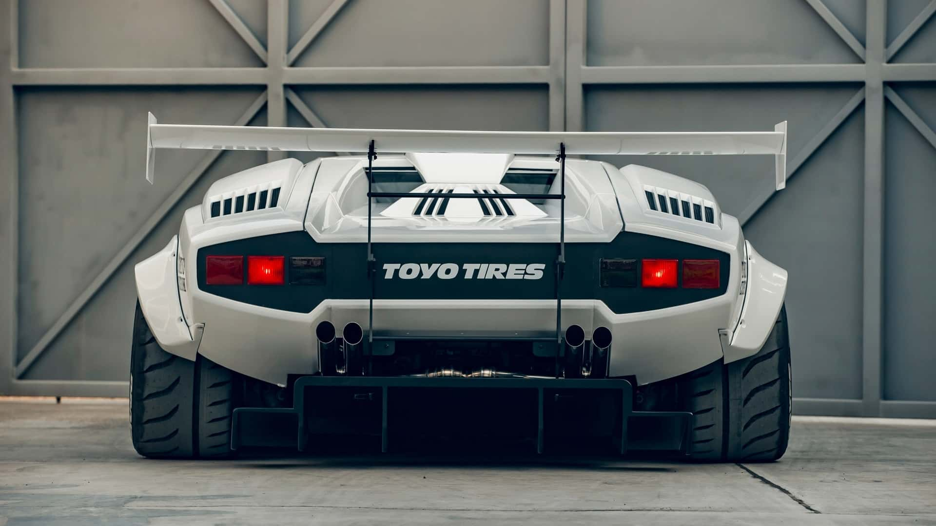 Liberty Walk Menjadikan Lamborghini Countach Lebih Ganas