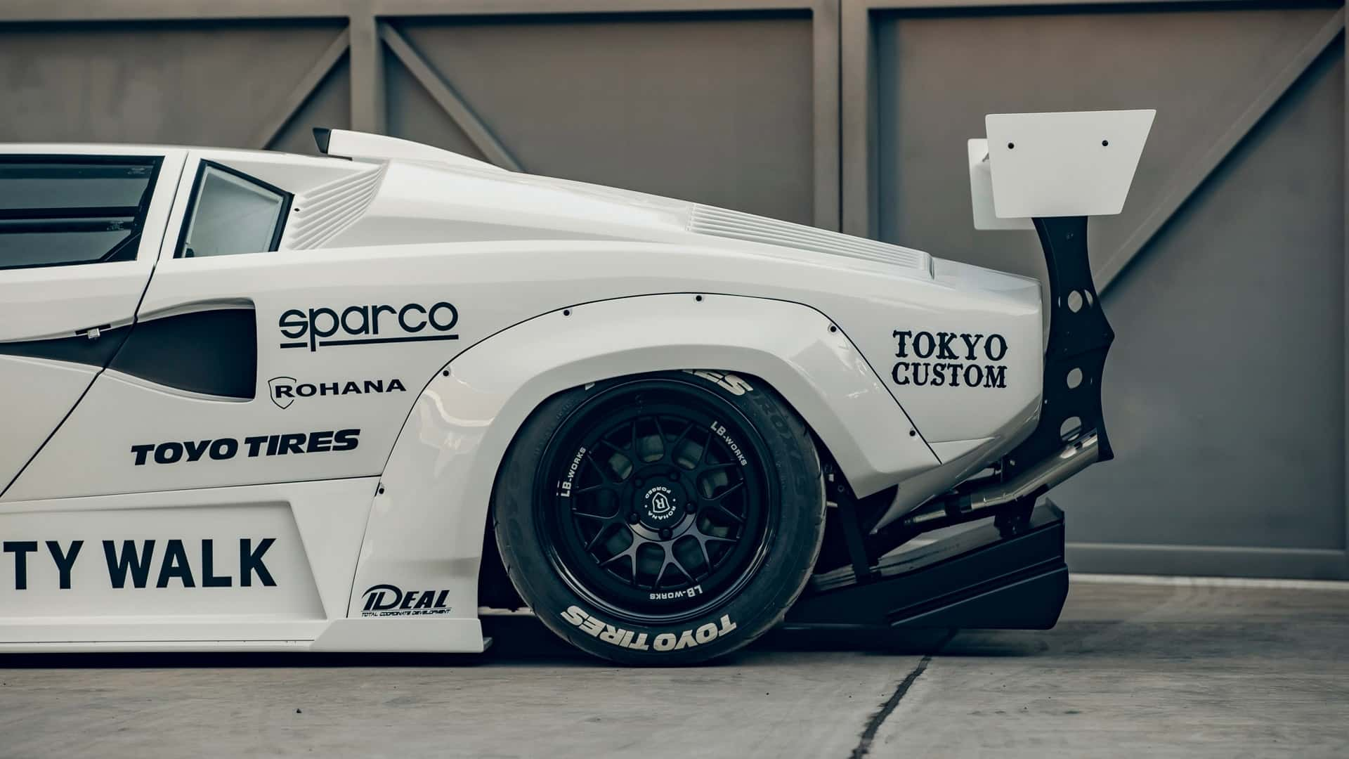Liberty Walk Menjadikan Lamborghini Countach Lebih Ganas