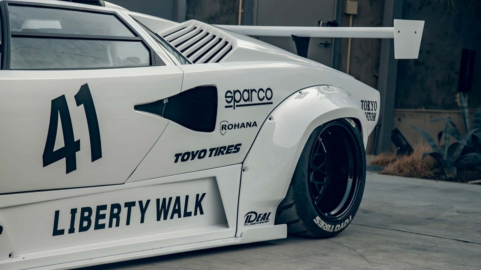 Liberty Walk Menjadikan Lamborghini Countach Lebih Ganas