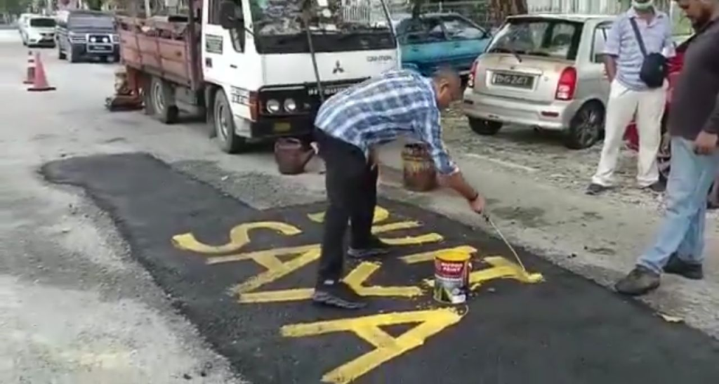Penduduk Tempatan Mengambil Inisiatif Sendiri untuk Membaiki Jalan Berlubang