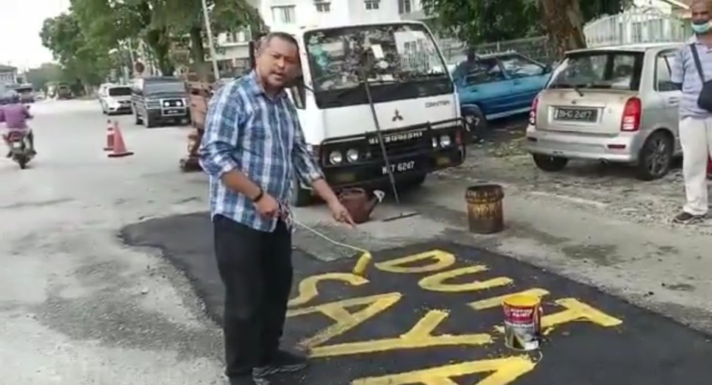 Penduduk Tempatan Mengambil Inisiatif Sendiri untuk Membaiki Jalan Berlubang