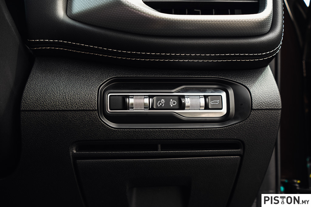 Reviewed: Proton X90 Flagship – Great Value For Money For Your Family!