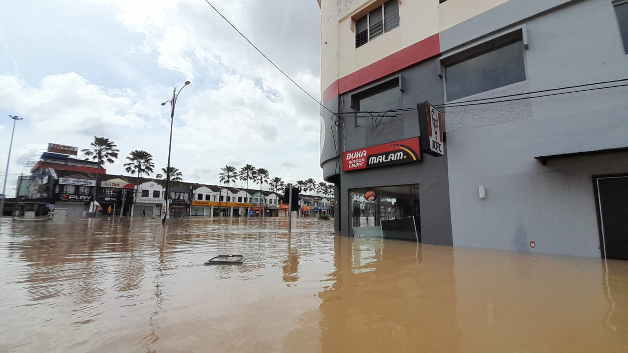 Banjir Teruk Melanda Pusat Kota Tinggi, Beberapa Jalan Ditutup Kepada Kenderaan