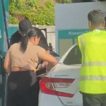 Wanita Mengisi Kereta Thailand Dengan Minyak Bersubsidi di Rawang