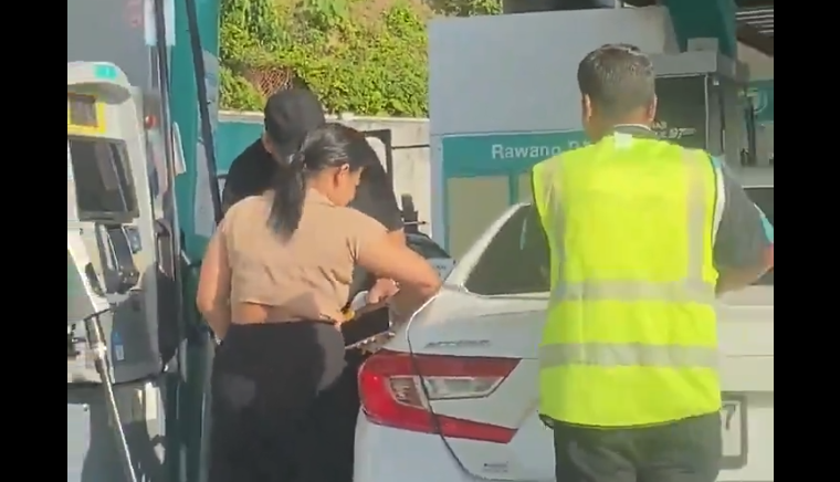 Wanita Mengisi Kereta Thailand Dengan Minyak Bersubsidi di Rawang