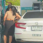 Wanita Mengisi Kereta Thailand Dengan Minyak Bersubsidi di Rawang