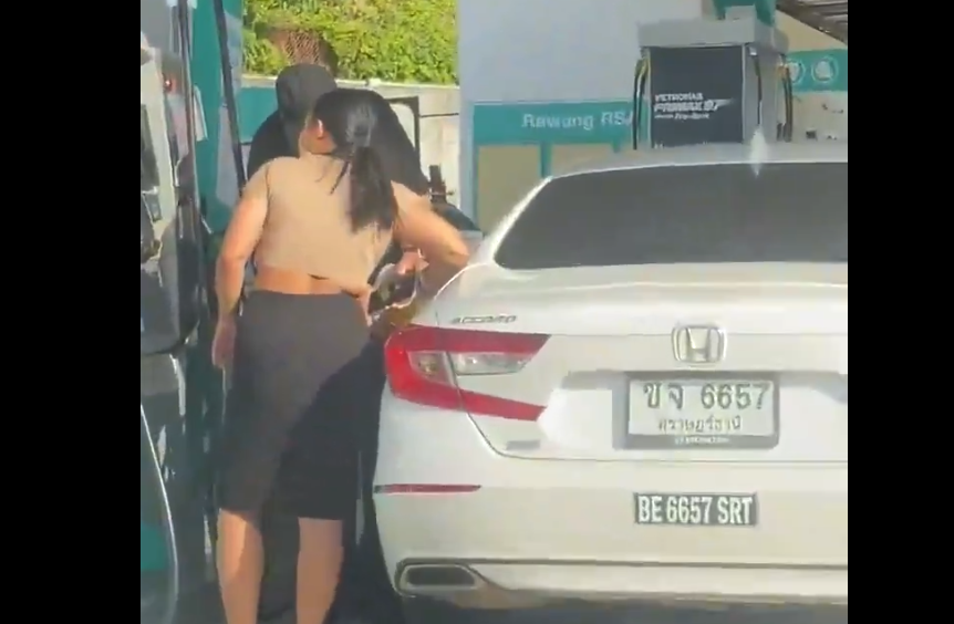 Wanita Mengisi Kereta Thailand Dengan Minyak Bersubsidi di Rawang
