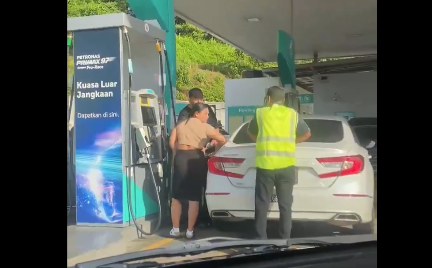 Wanita Mengisi Kereta Thailand Dengan Minyak Bersubsidi di Rawang