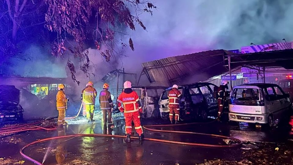 16 Kenderaan Musnah Dalam Kebakaran yang Melibatkan Dua Bengkel Kereta