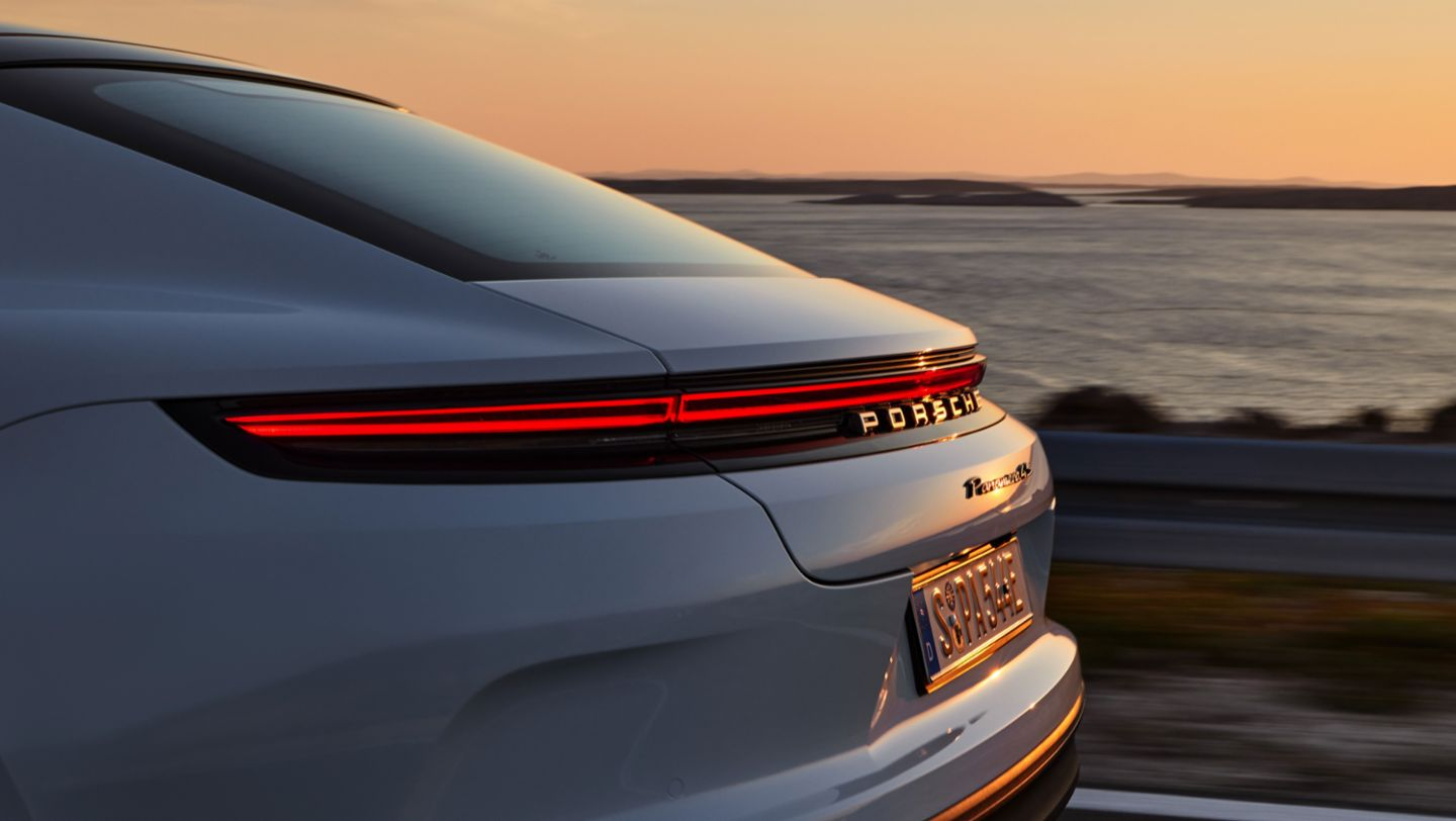 Porsche Memperluas Barisan Panamera Dengan Model E-Hibrid Baharu