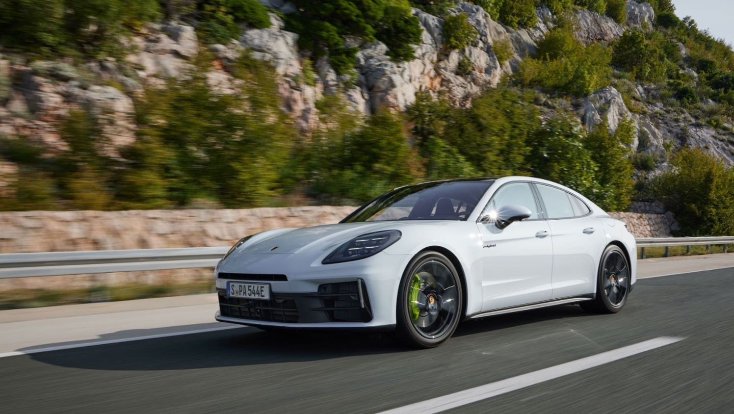 Porsche Memperluas Barisan Panamera Dengan Model E-Hibrid Baharu