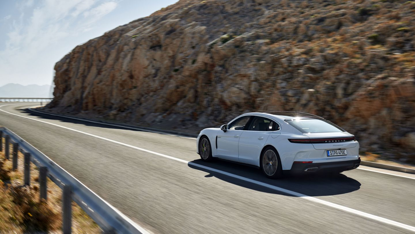 Porsche Memperluas Barisan Panamera Dengan Model E-Hibrid Baharu
