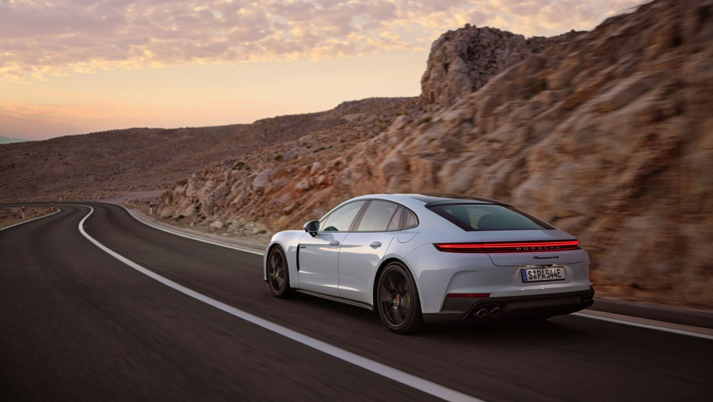 Porsche Memperluas Barisan Panamera Dengan Model E-Hibrid Baharu