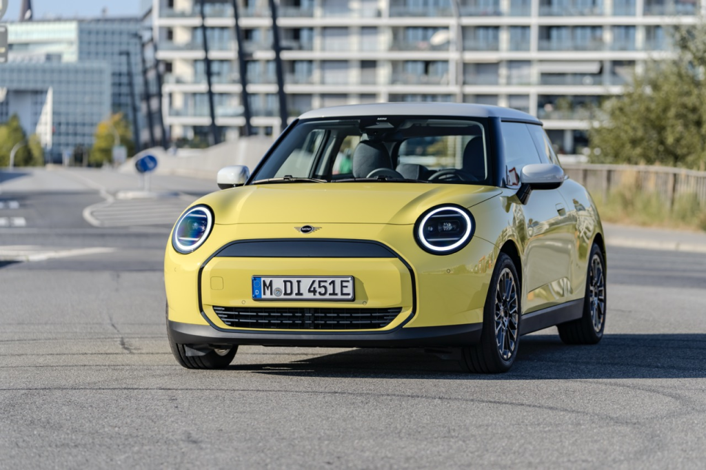 Mini Memperkenalkan Mini Cooper E Baharu Dalam Trim Klasik