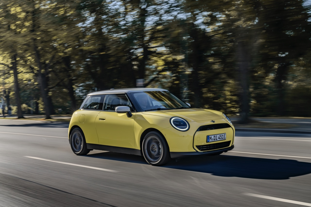 Mini Memperkenalkan Mini Cooper E Baharu Dalam Trim Klasik
