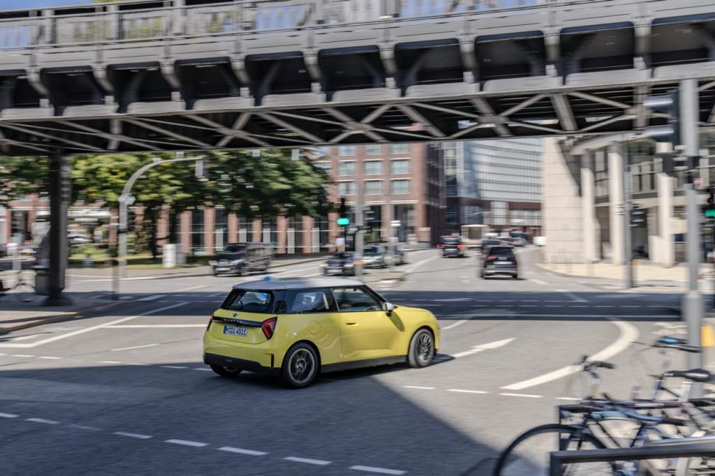 Mini Memperkenalkan Mini Cooper E Baharu Dalam Trim Klasik