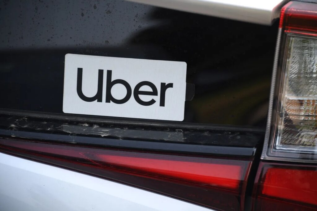 Uber Membayar Hampir RM1.2 bilion untuk Membayar Pampasan Teksi dan Pemandu Sewa Kereta