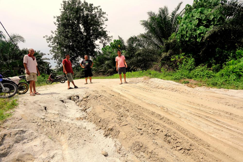Penduduk Kampung Mencadang ‘Jalan Tikus’ di Ladang Bikam sebagai Laluan Alternatif