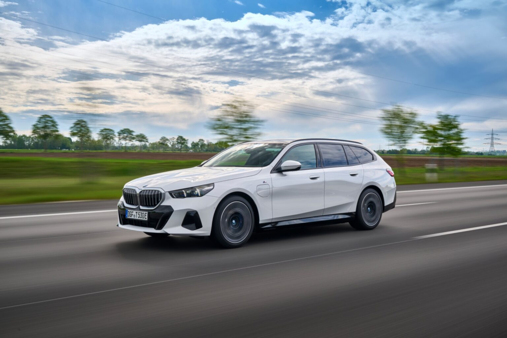 BMW 5 Series Touring Mengembangkan Variasi dengan BMW i5 Touring Pertama