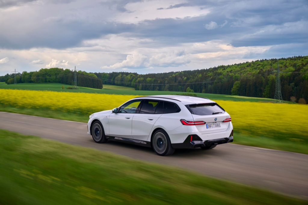 BMW 5 Series Touring Mengembangkan Variasi dengan BMW i5 Touring Pertama