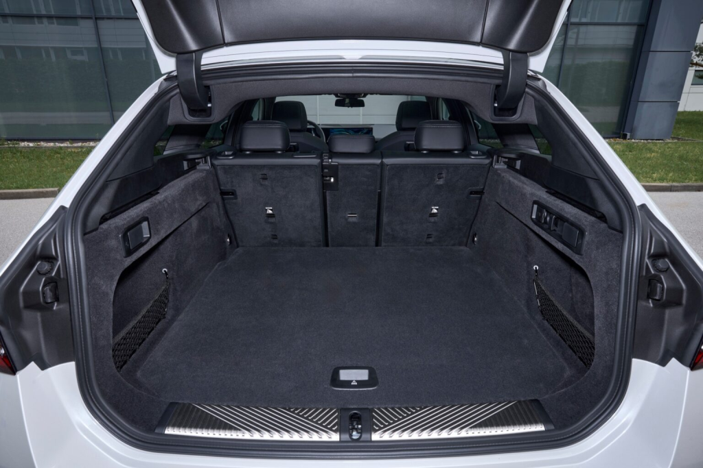 BMW 5 Series Touring Mengembangkan Variasi dengan BMW i5 Touring Pertama