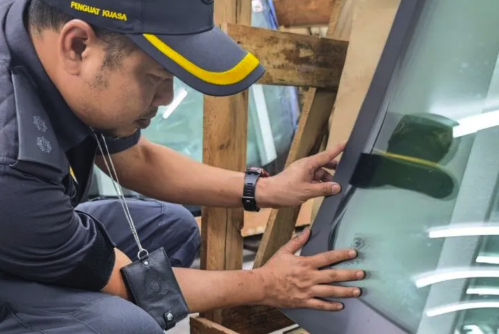 Cermin Depan Kenderaan Tiruan Bernilai RM140,200 Dirampas Dalam Serbuan