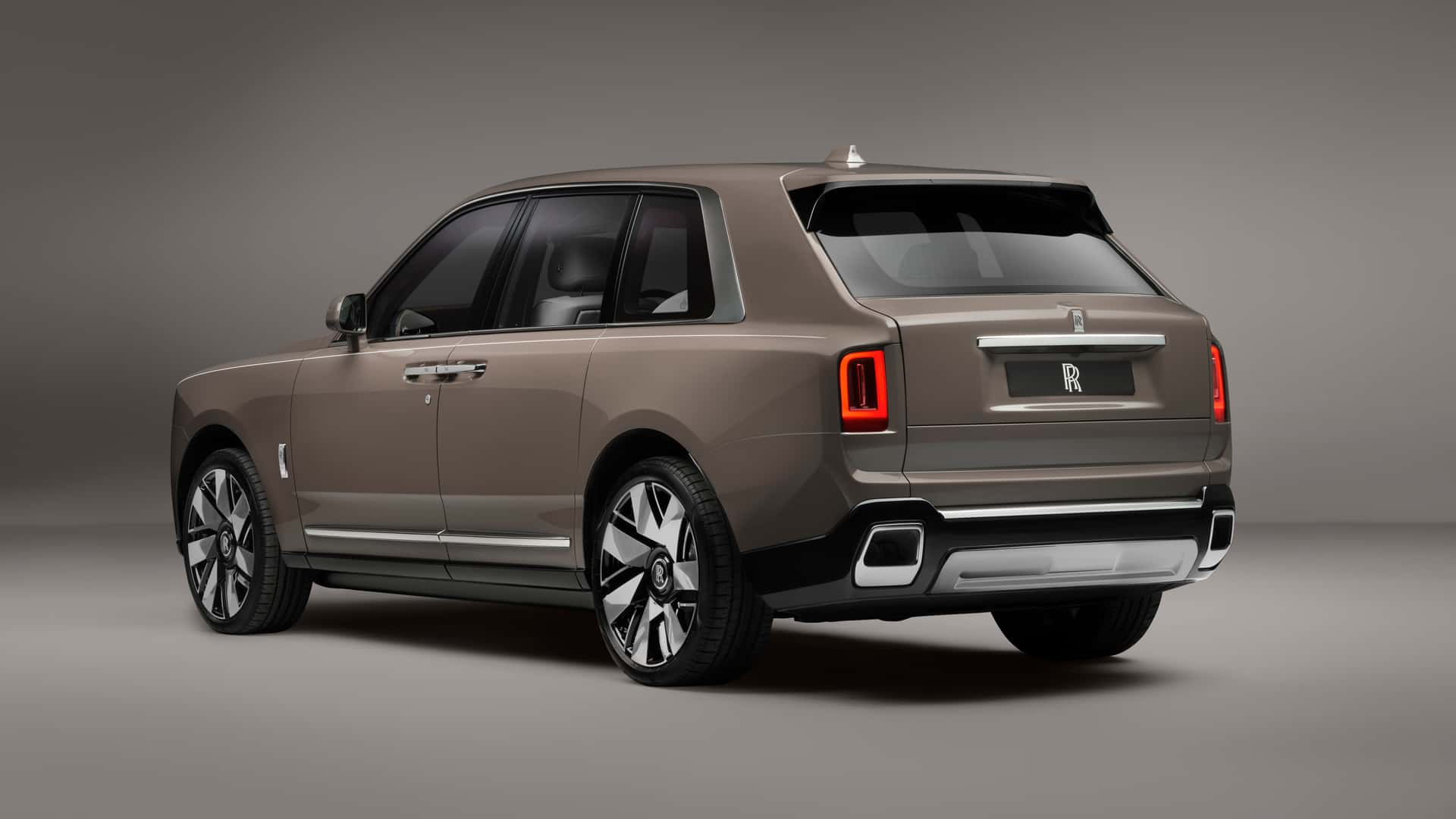 Rolls-Royce Memperkenalkan Cullinan Series II dengan Varian Black Badge