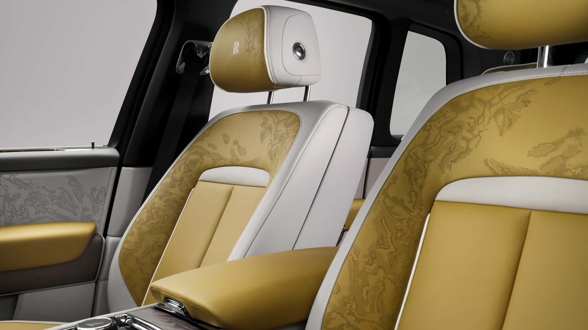 Rolls-Royce Memperkenalkan Cullinan Series II dengan Varian Black Badge