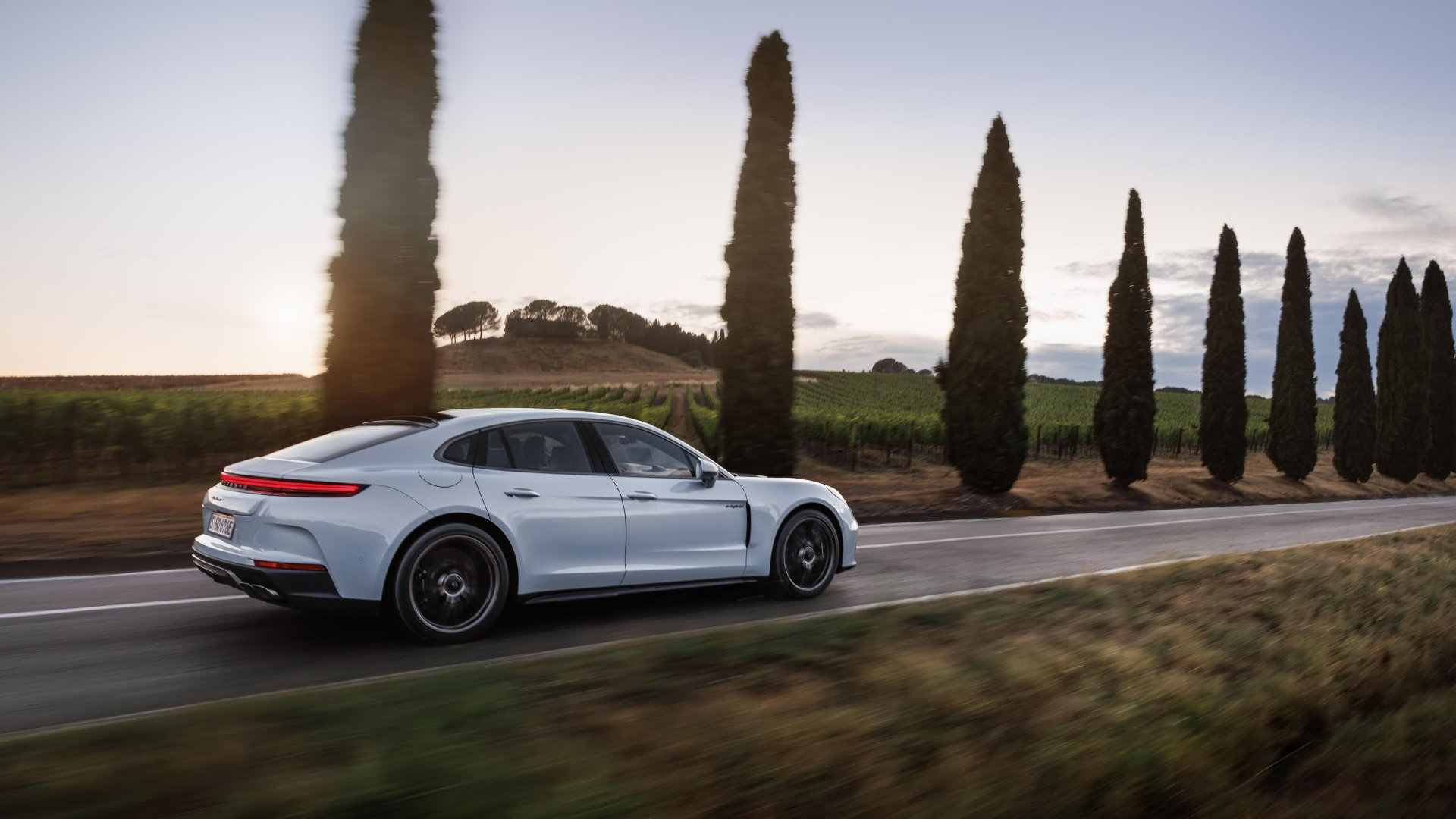 Porsche Panamera Turbo S E-Hibrid dan Panamera GTS: Prestasi, Kemewahan, dan Inovasi