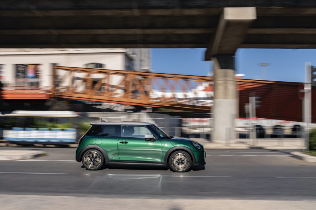 Mini Cooper C Menggabungkan Reka Bentuk Ikonik dengan Teknologi Termaju