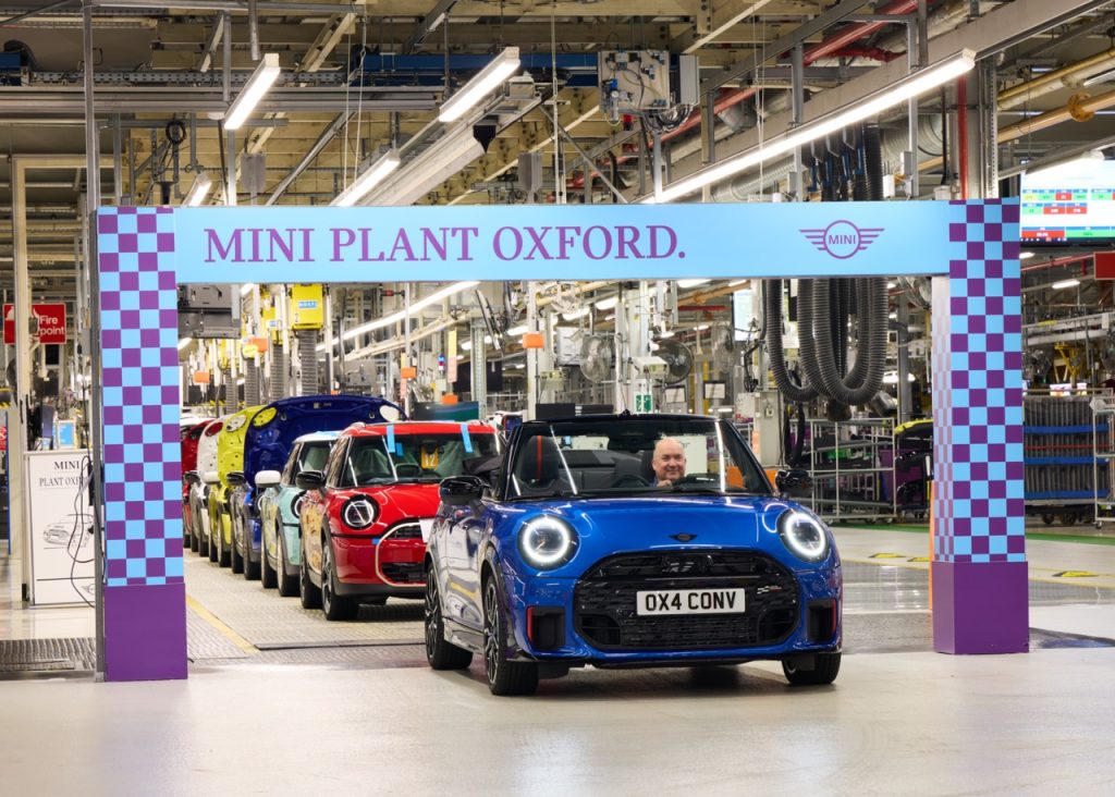 Mini Plant Oxford Resumes Production of Mini Cooper Convertible