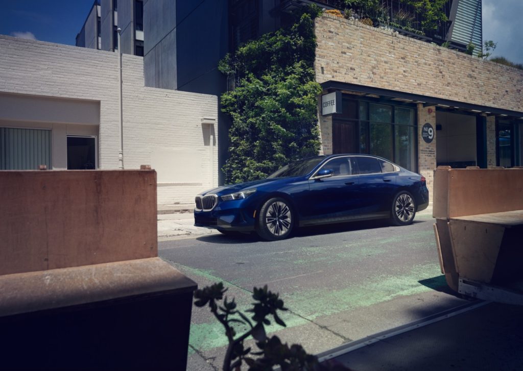 BMW Malaysia Mempamerkan Keterbukaan Teknologi menerusi BMW 530i M Sport Pemasangan Tempatan Serba Baharu dan BMW i4 eDrive35 M Sport Baharu