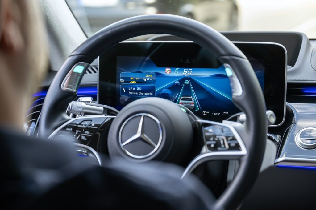 Mercedes-Benz Melancarkan Sistem Drive Pilot Dipertingkat untuk Pemanduan Autonomi Tahap 3 SAE