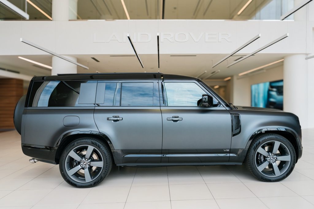 Jaguar Land Rover Malaysia Memperkenalkan Defender V8 di Pasaran Malaysia