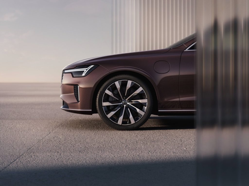 Volvo Unveils Electrified New S90 Sedan with Enhanced Comfort, Safety and Technology