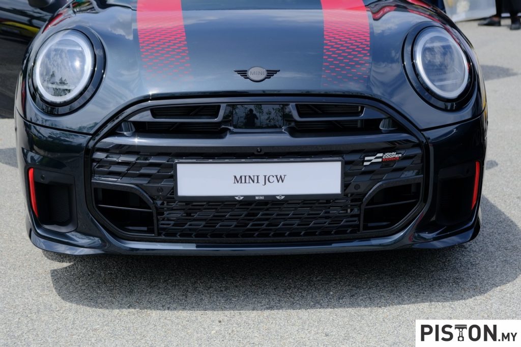 Review: The New MINI JCW – A Corner Hunting Beast!