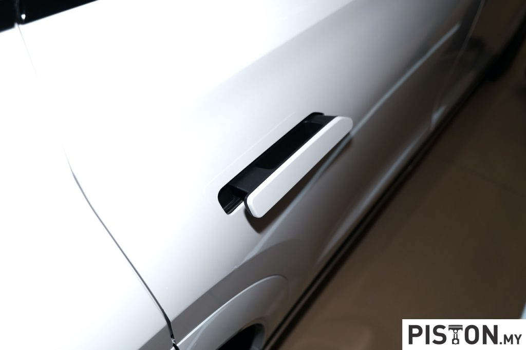 China Drafts National Standard for Car Door Handle Safety