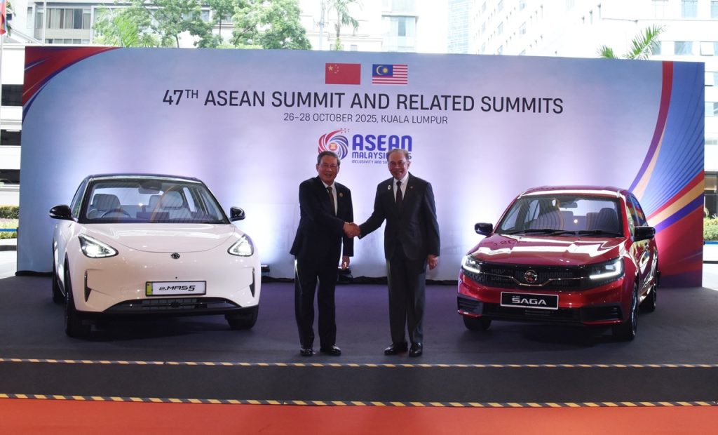 Perdana Menteri Malaysia Dan China Ditunjukkan Model Serba Baharu Proton Saga Dan e.Mas 5