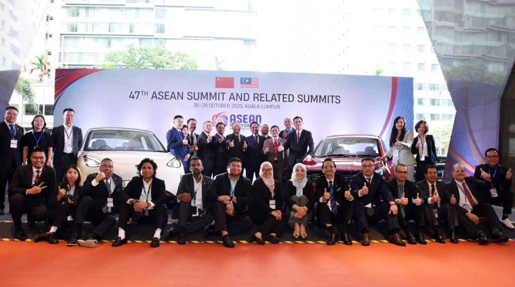 Proton Saga and e.MAS 5 Showcased Before Malaysian and Chinese Leaders at ASEAN Summit