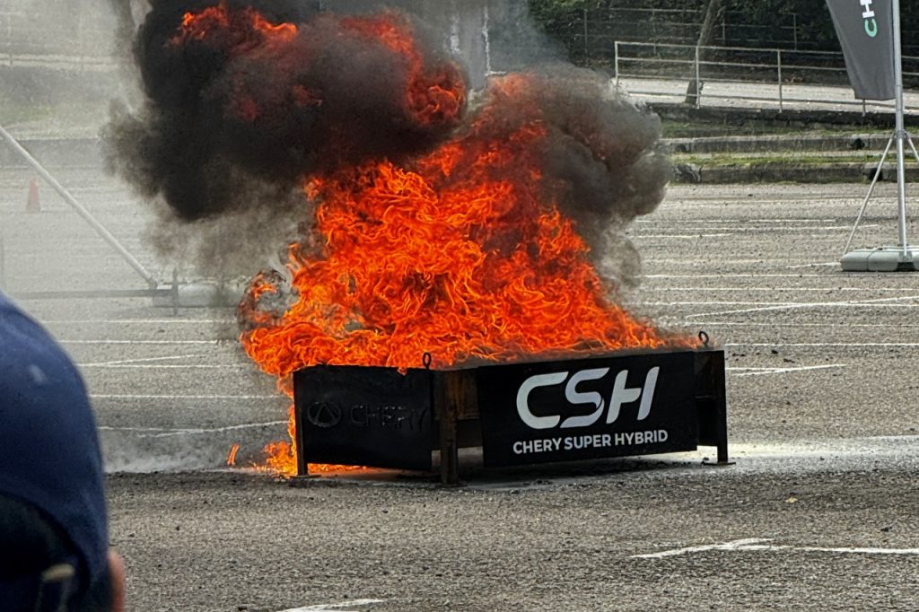 Chery Malaysia Jalankan Ujian Bateri Dengan Api – Didedahkan Lebih 1,000°C Selama 80 Saat